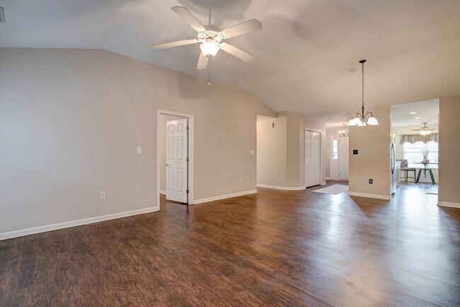 Building Photo - 4 Creekbend Ct