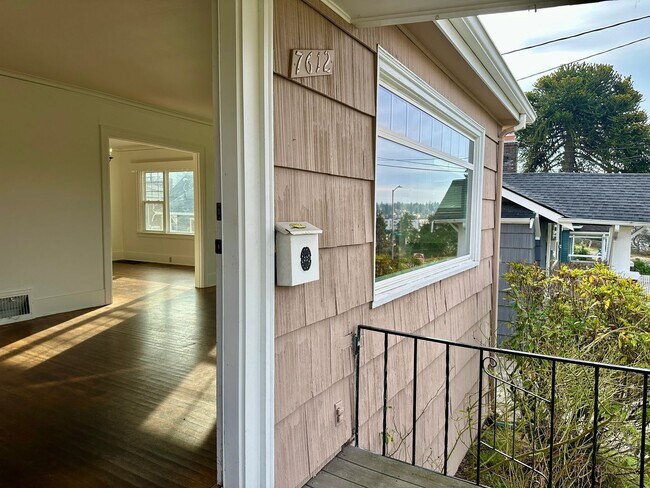 Building Photo - Maple Leaf 3 bedroom