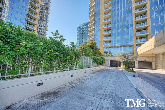 Building Photo - 3570 S River Pkwy