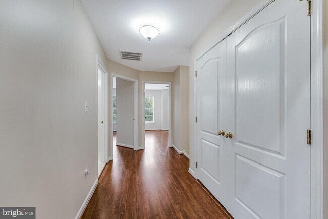 Building Photo - 43619 Pickett Corner Terrace