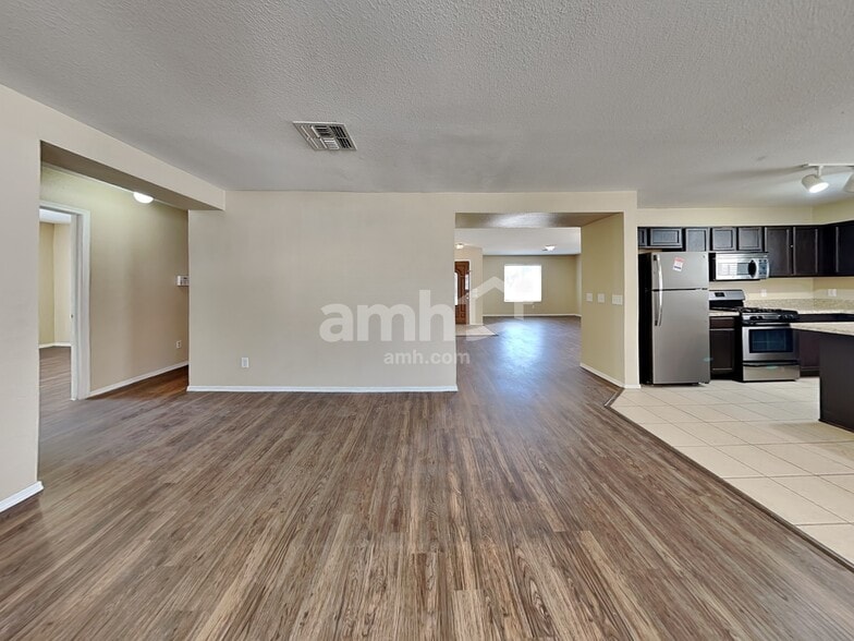 Building Photo - 5895 E Tercel Dr