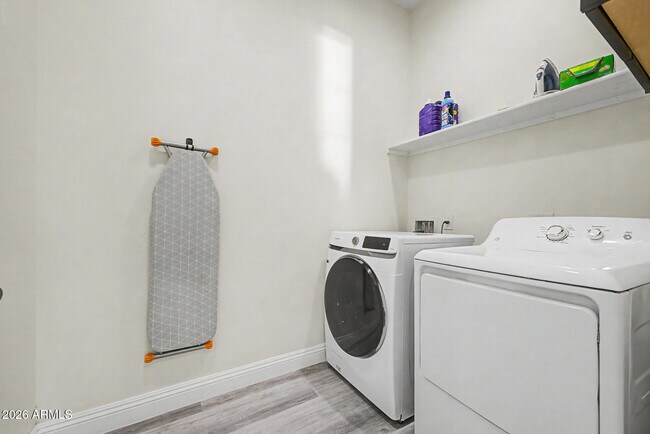 Building Photo - 1344 E Polk St