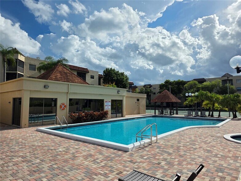 Building Photo - 10451 W Broward Blvd