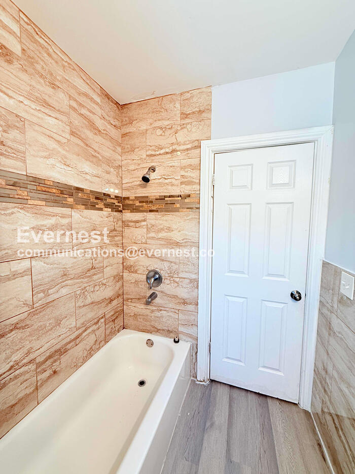 Building Photo - 2484 Woodmere St