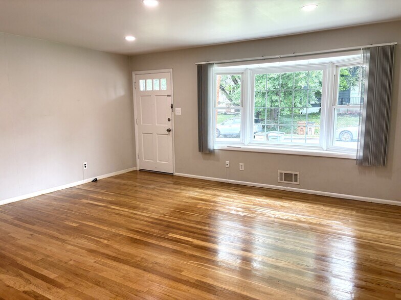 Building Photo - 218 Upton St