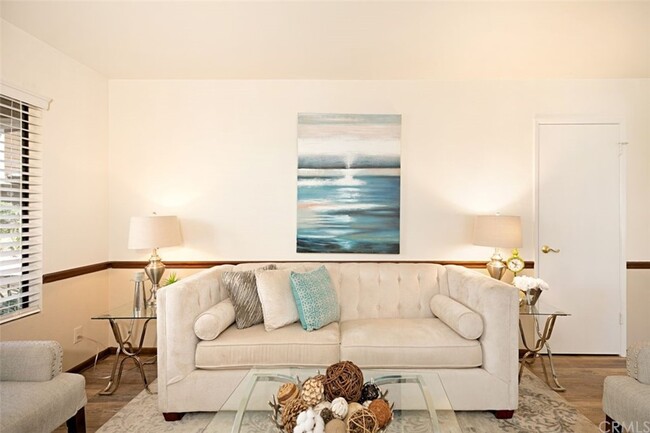 Building Photo - 323 Streamwood-