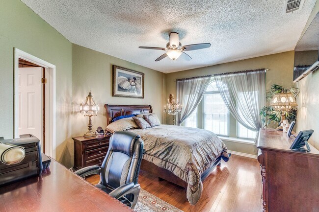 Building Photo - Available August 15th | 4 Bd, 2ba for Leas...