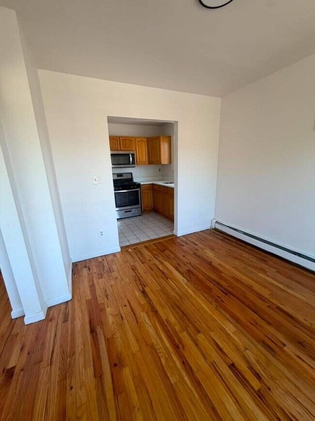 Building Photo - 4334 Baychester Ave