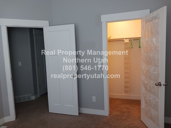 Building Photo - 3 Bed 2.5 Bath Townhome in West Haven Comi...