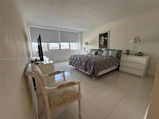 Building Photo - 3140 S Ocean Dr