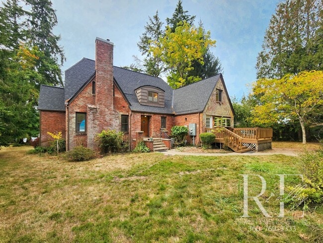 Building Photo - Waterfront Tudor | Private, Vintage Charm with Casita