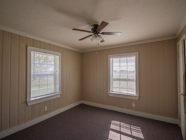 Building Photo - Country Setting Home