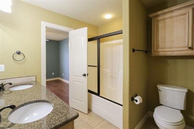 Building Photo - Gorgeous home in Bentonville!