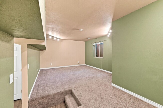 Building Photo - 3 bed, 3 full bath - perfect for roommates!