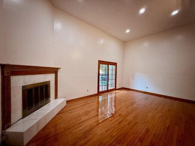 Building Photo - 102 Eaton Dr