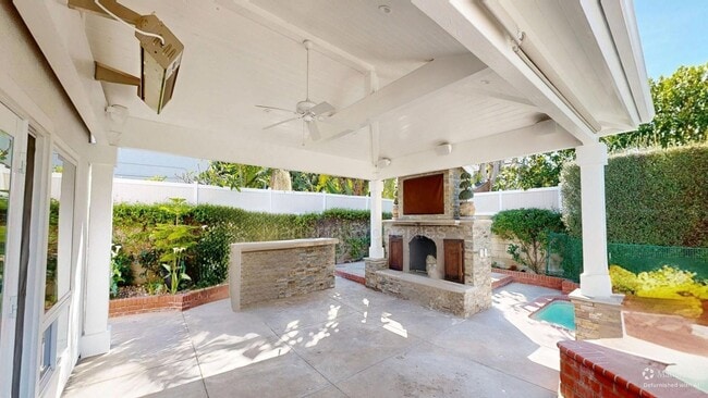 Building Photo - Large Spacious Home with a Pool!