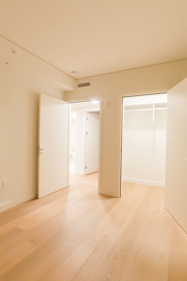 Building Photo - 2bd/1ba Seattle Condo