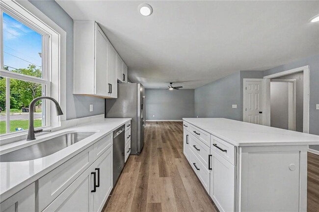 Building Photo - 411 Hardy Ave SW