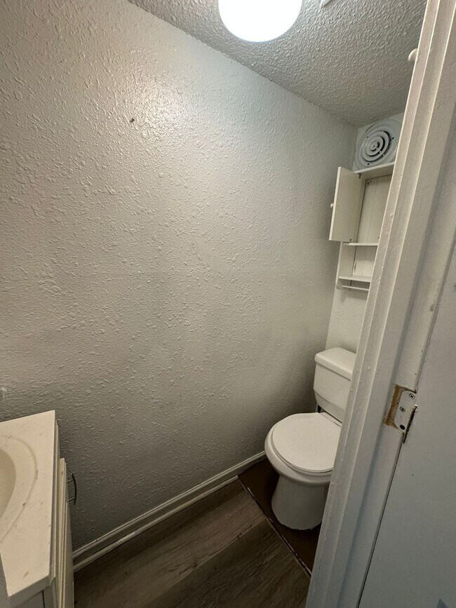 Building Photo - 4 bedroom 1.5 bath