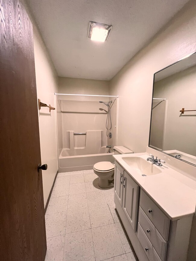 UPSTAIRS BATHROOM - 4290 Stardust Dr