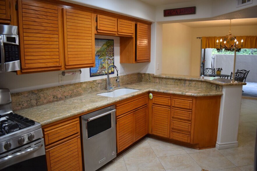 Building Photo - 717 S Glenhurst Dr