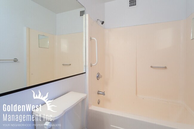 Building Photo - 3Bdm 2Ba Glendale Home with Private Backyard and Covered Carport