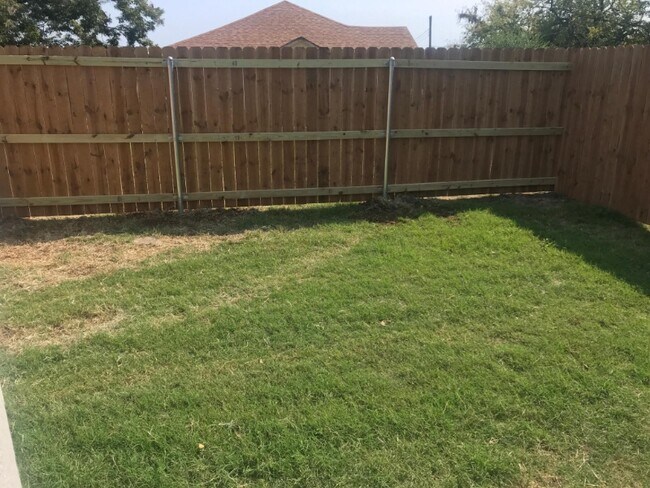 Building Photo - 904 N Bush Ave