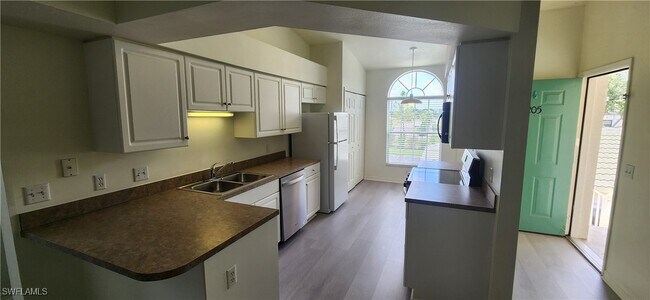 Building Photo - 4925 Sandra Bay Dr