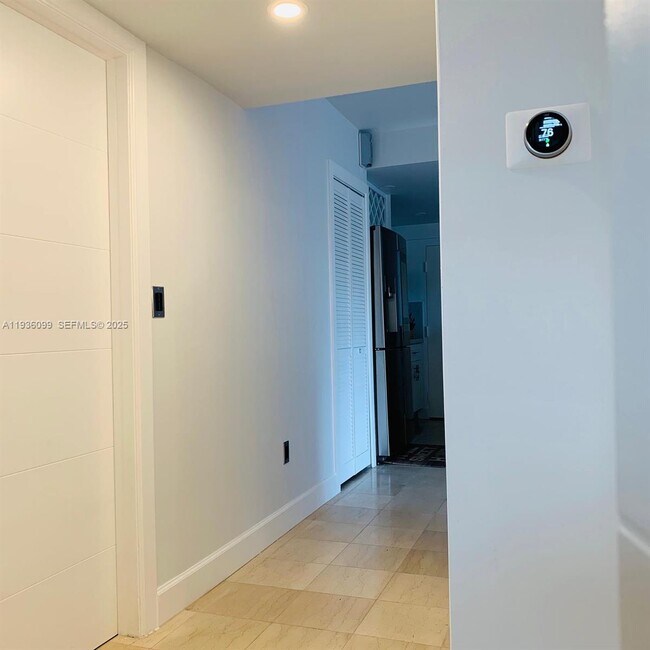 Building Photo - 900 SW 84th Ave