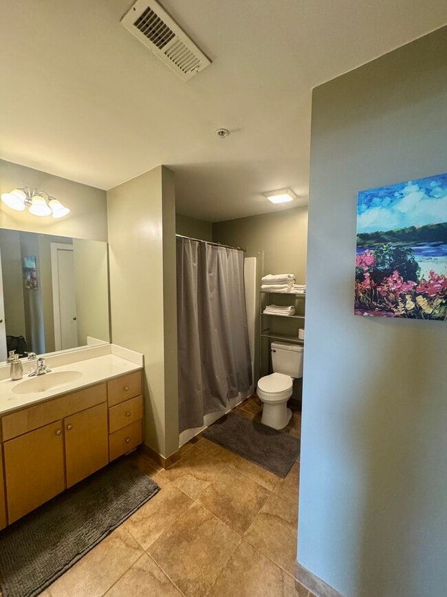 Building Photo - One Bedroom Furnished Condo in Uptown Char...