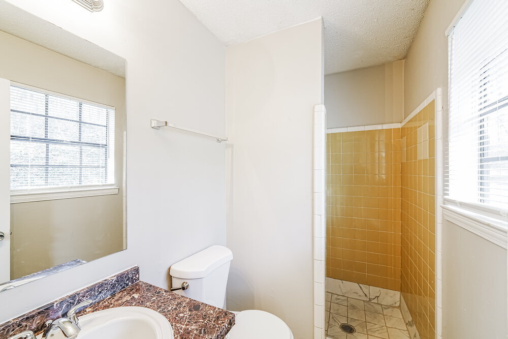 Building Photo - 933 Edwards Lake Rd