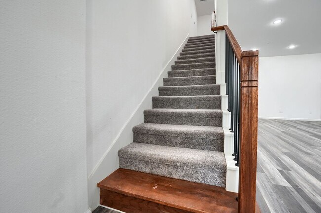 Building Photo - 4-bed, 2.5-bath Luruary Townhome in Frisco