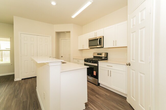 Building Photo - 5566 Latta Plantation Dr