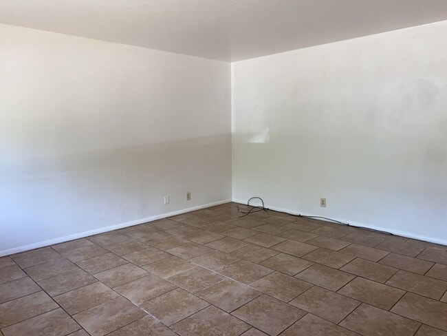 Building Photo - STUDENTS WELCOME! Sprawling Ranch Home w/ Large Fenced Yard