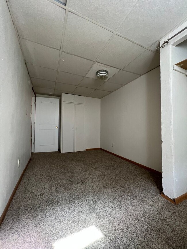 Building Photo - One Bedroom Apartment Near Campus