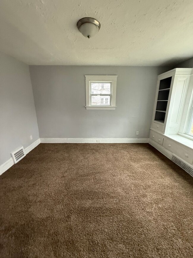 Building Photo - 3bd Single Section 8
