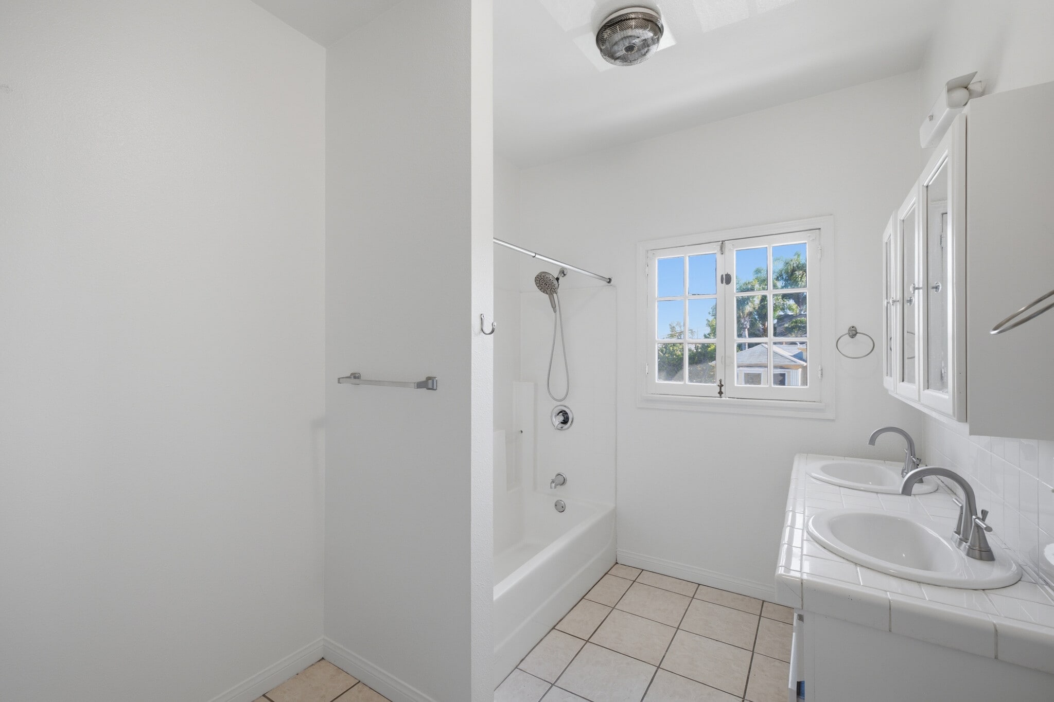 Building Photo - 1097 S Orange Dr