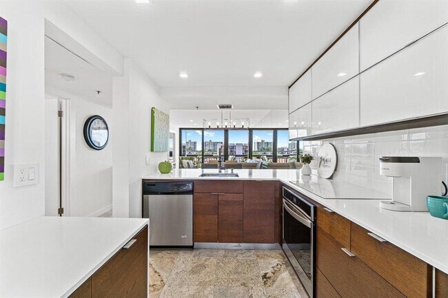 Building Photo - 2707 N Ocean Blvd