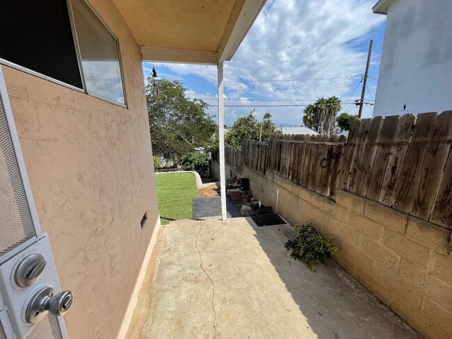Building Photo - Charming 3-Bedroom, 2-Bathroom Home with H...
