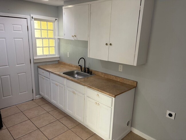 Building Photo - 2 Bedroom Highland Apartment