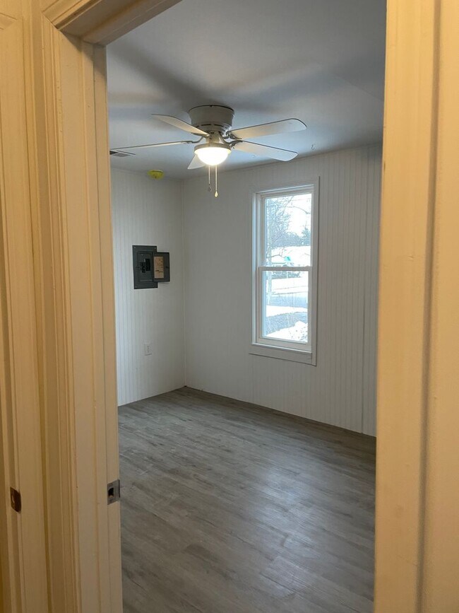 Building Photo - Remodeled 2 Bed 1 Bath House Available 4-15-2024