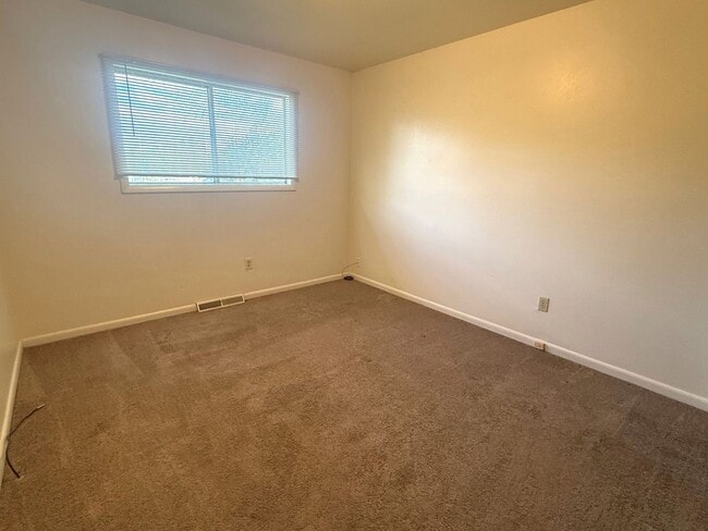 Building Photo - 3 Bedroom House w/ Garage