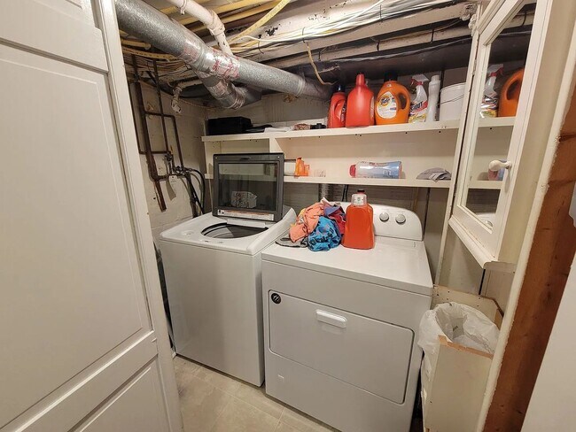 Building Photo - An exceptionally large and well-appointed 1BR 1BA with ALL utilities near Georgetown