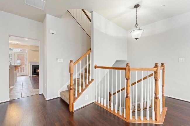 Building Photo - Commuter's Dream! Stylish 3-Bedroom Condo ...