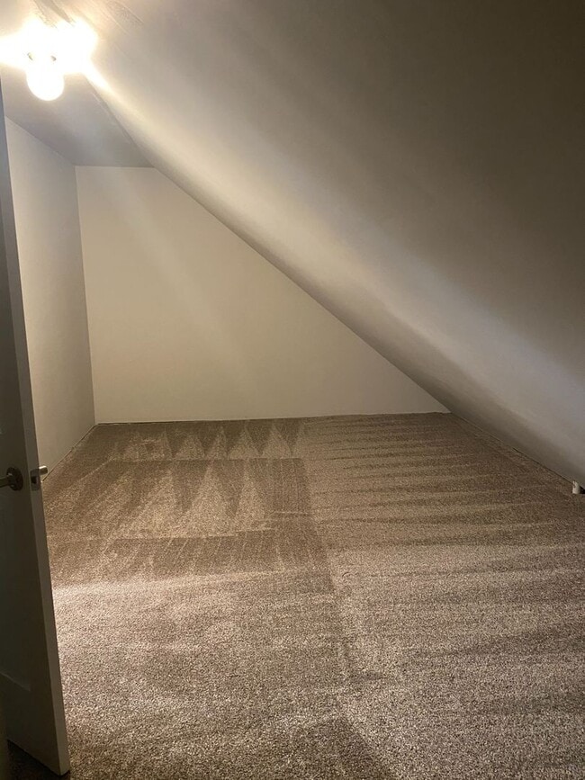 Building Photo - Spacious 4BR Townhome with Finished Basement & Community Amenities