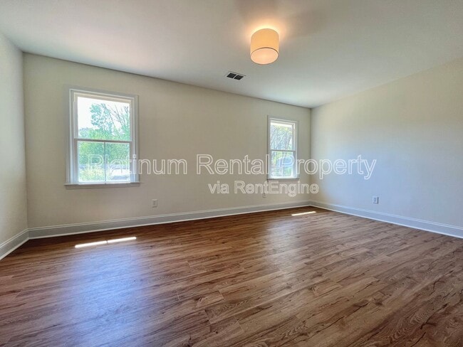 Building Photo - 212 Fernbank St