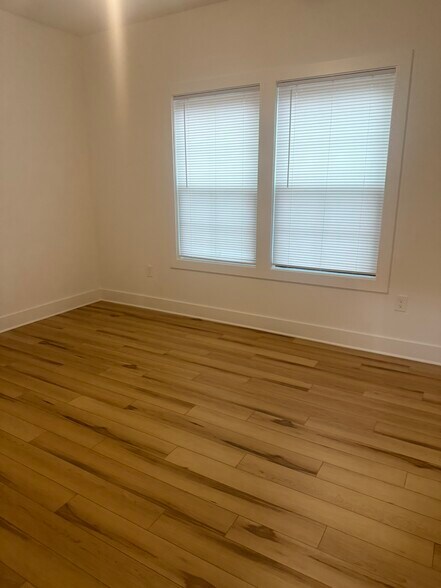 Building Photo - 420 Sloop St