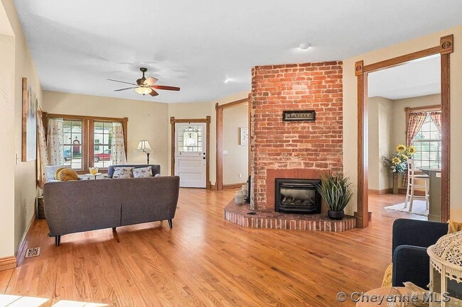 Building Photo - Charming Three Bedroom Home!