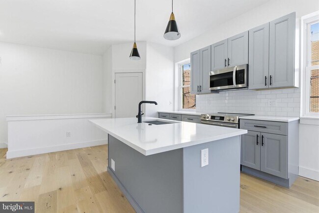 Building Photo - 2724 E Somerset St