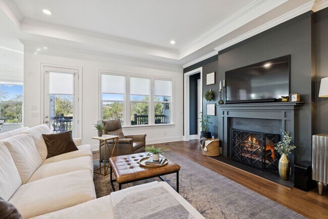 Building Photo - Luxurious living space *Fully furnished an...